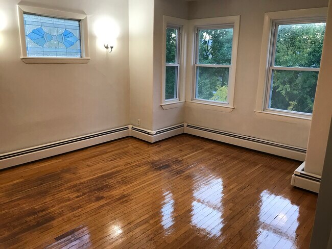 Lg master bedroom#1 - 32 Purchase St
