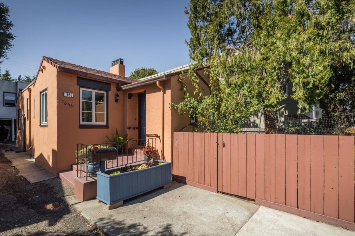 Primary Photo - 1053 El Camino Real