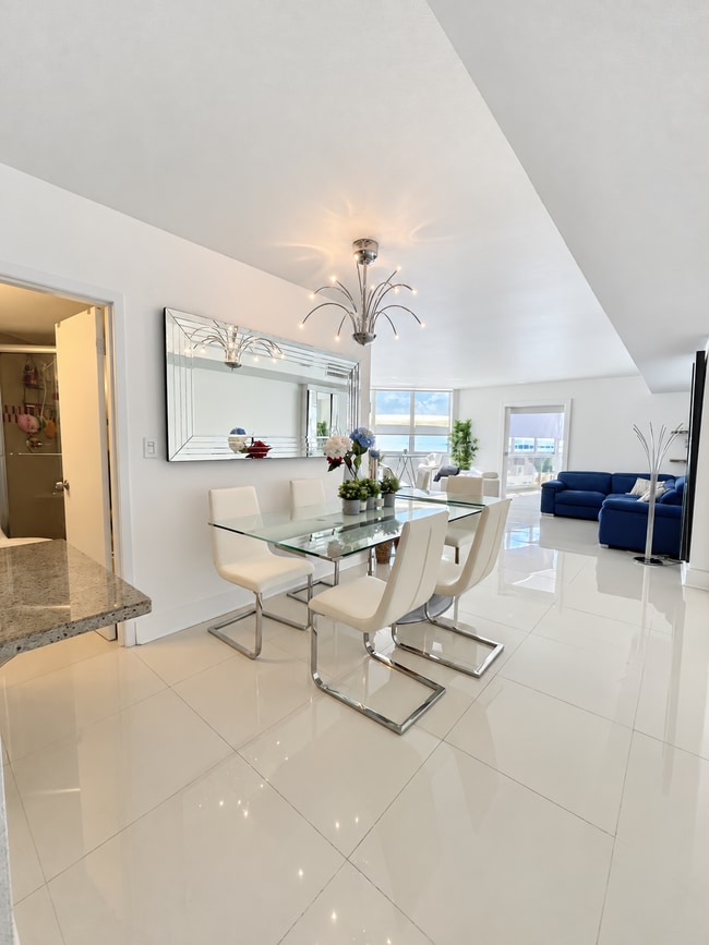 Building Photo - 999 Brickell Bay Dr