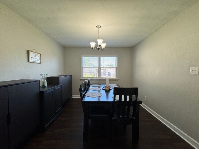 Building Photo - Welcome to this beautifully maintained sin...