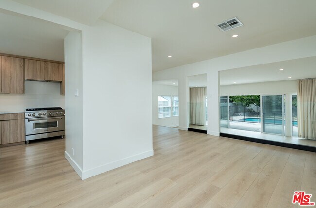 Foto del edificio - 3149 N Naomi St