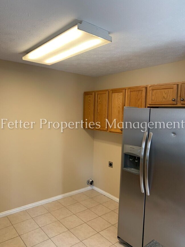 Building Photo - Dazzling Newburgh Home!