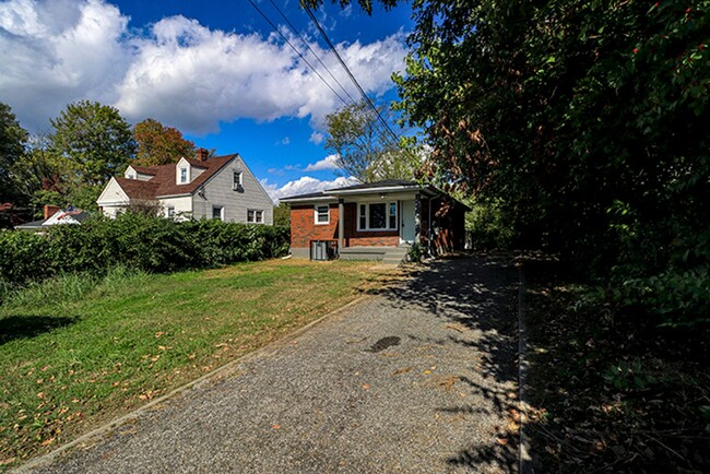 Building Photo - 3 Bedroom; 1 Bath; Ranch Home