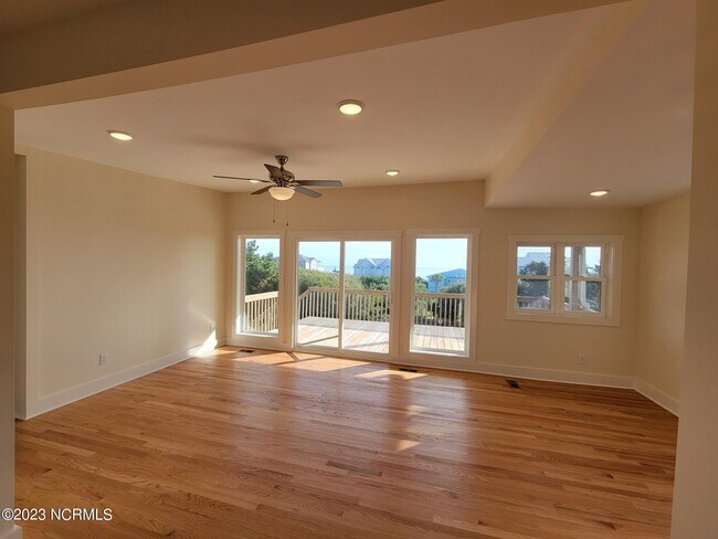 Building Photo - 5703 Beach View Ln