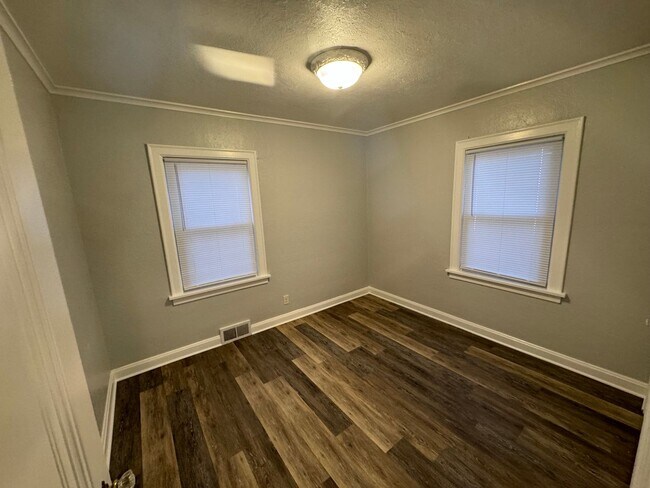 Foto del edificio - 3 bedroom, 2 bath House with 2 car detached garage