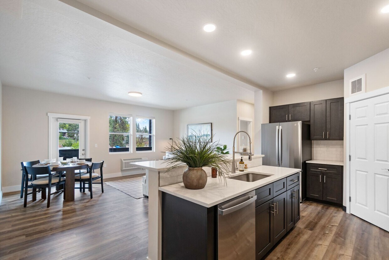 Foto principal - Brand New | 2 Month's Free Rent | Free Gar...
