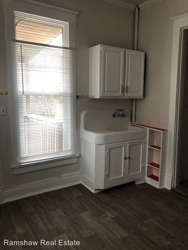 Building Photo - Studio, 1 bath Apartment - 703 W. Park