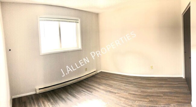 Building Photo - Spacious 2 bed