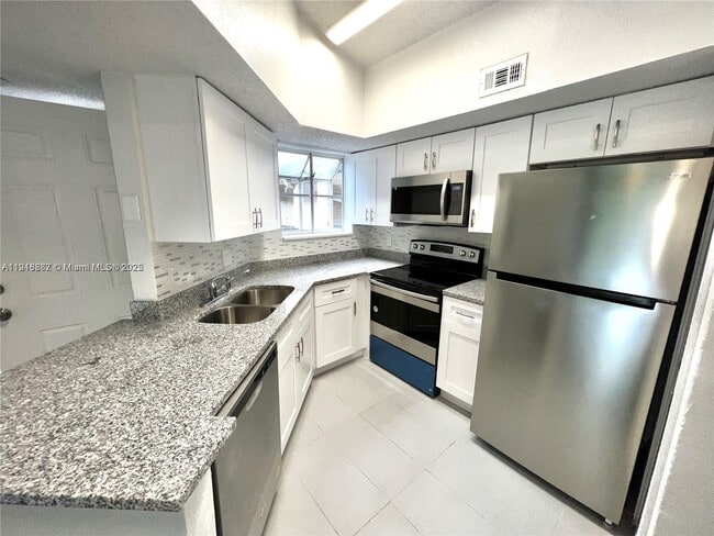 Building Photo - 1948 Lake Atriums Cir