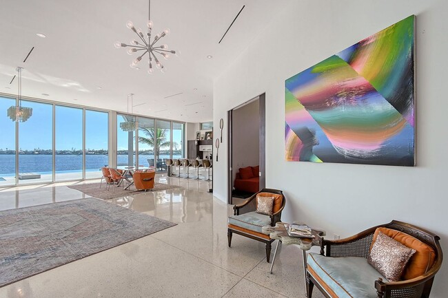 Foto del edificio - Luxurious Bay Front Home