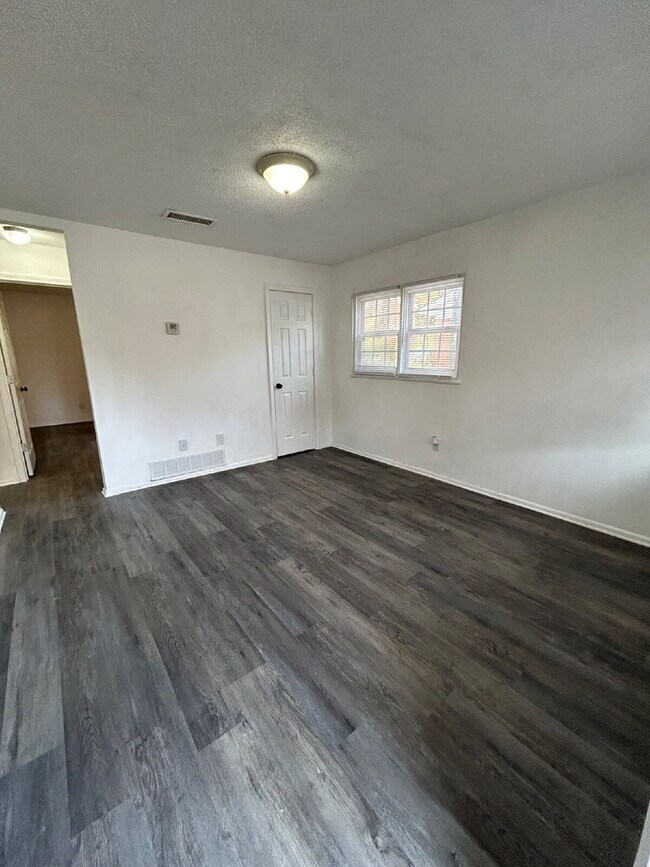 Foto del edificio - 3311 Kingsbury St