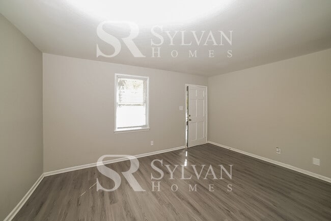 Building Photo - Where Charm Meets Comfort