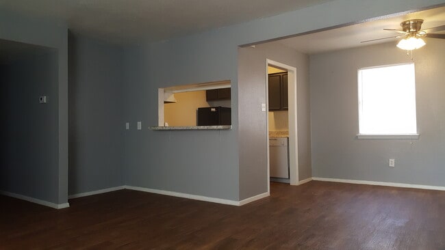 Building Photo - 1806 E Denman Ave