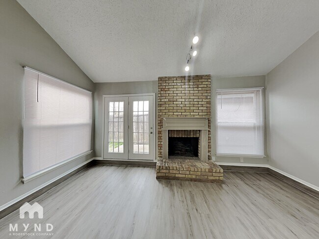 Foto del edificio - 9723 Summerwood Cir