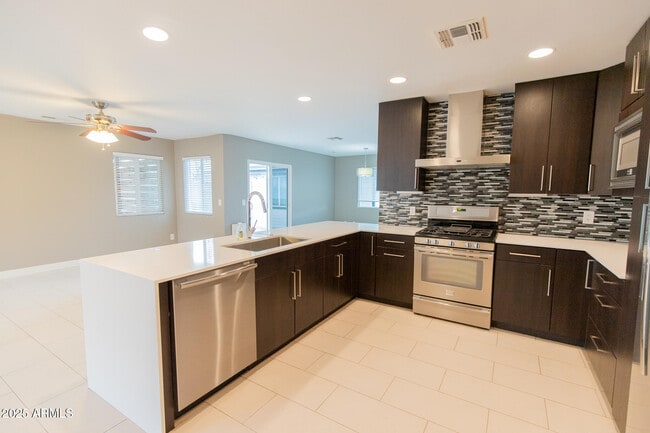 Building Photo - 803 E Palmaire Ave