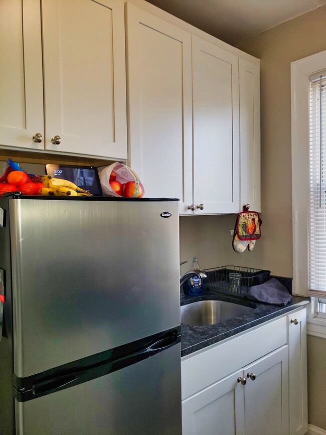 Building Photo - Spacious Two Room Studio in Excellent Berw...