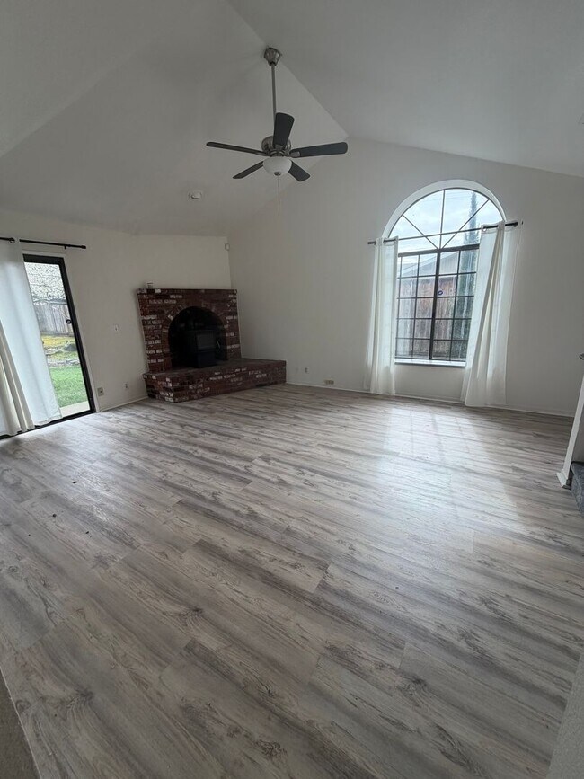 Foto del edificio - 3 Bedroom Home in Cameron Park