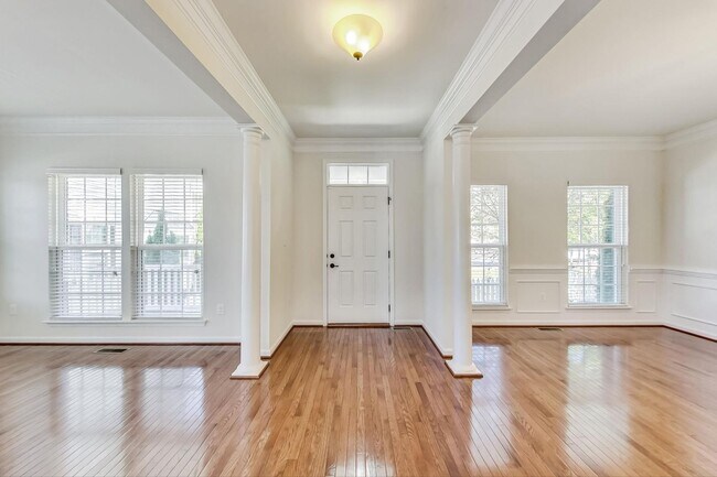 Building Photo - Charming 4 bedroom, 3.5 bath home located ...