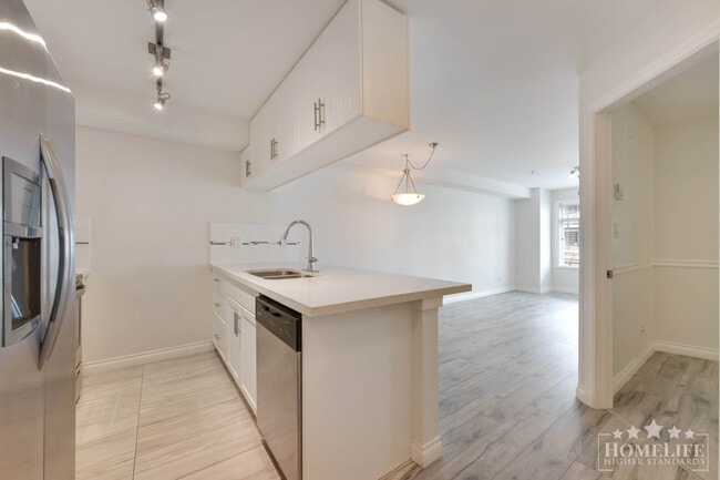 Building Photo - Modern 1-Bedroom Condo at Paddington Station – Air Conditioning, Fireplace & Prime Langley Location