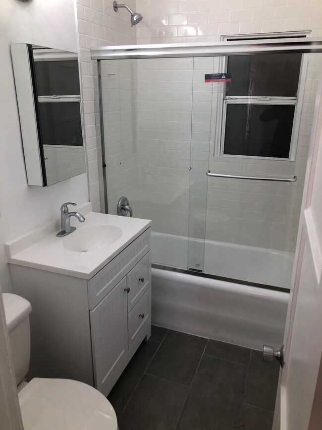 Baño - 1352 S Burnside Ave