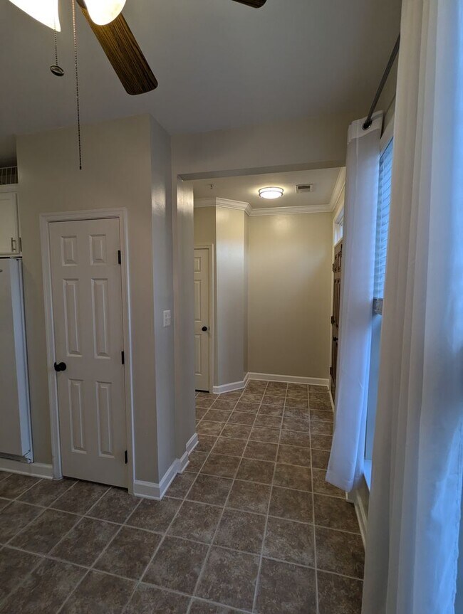 Building Photo - Top floor two level condo in Ballenger Cre...