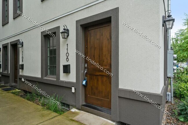 Foto del edificio - Modern Three-Story Townhouse in Hosford-Ab...