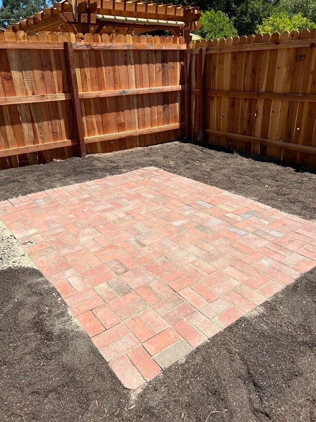 Building Photo - 911 E Aliso St