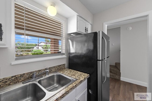 Building Photo - 805 Continental Dr