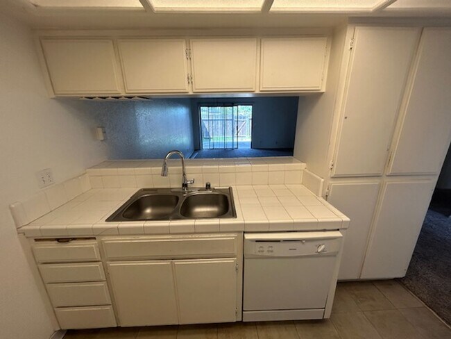 Building Photo - *** Move-In Special $300 OFF 1st Month's R...