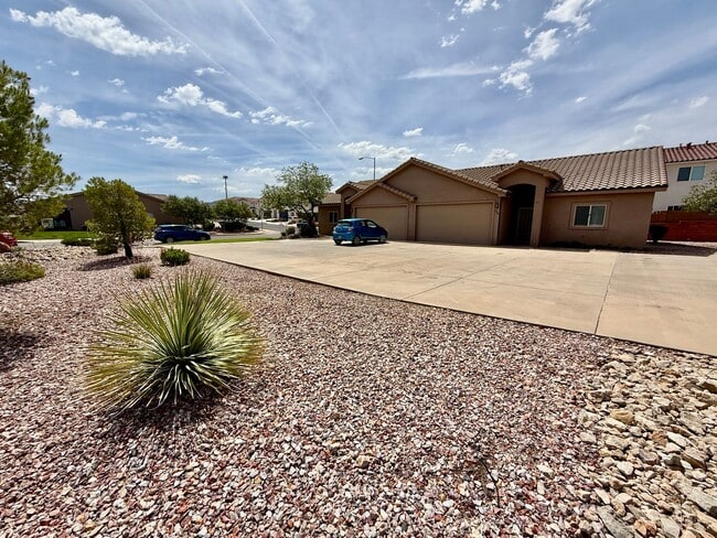 Foto del edificio - Spacious & Sunny Home in Quiet Hurricane N...