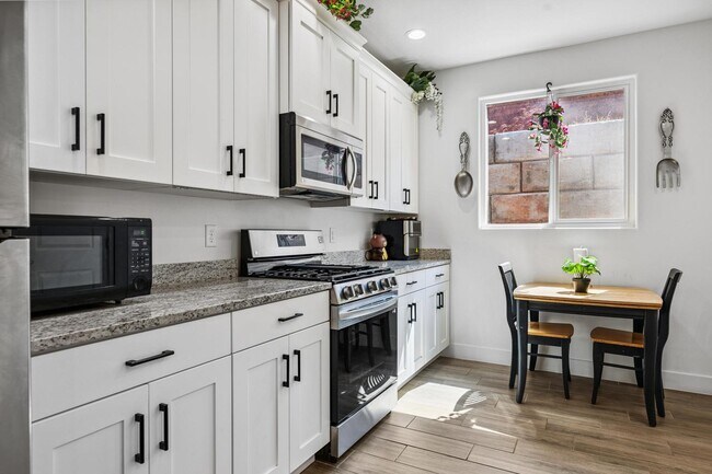 Foto del edificio - 438 N Stone Mountain Dr