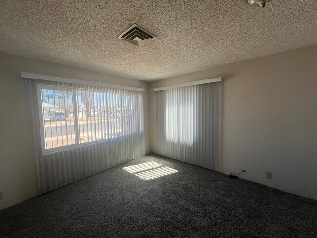 Building Photo - 2 bedroom home centrally located.