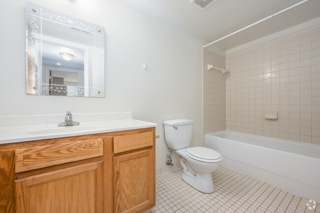 1BR, 1BA - 900SF - Bathroom - Ravine Apartments