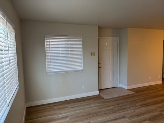 Foto del edificio - 2 bed ground floor unit  fully remodeled