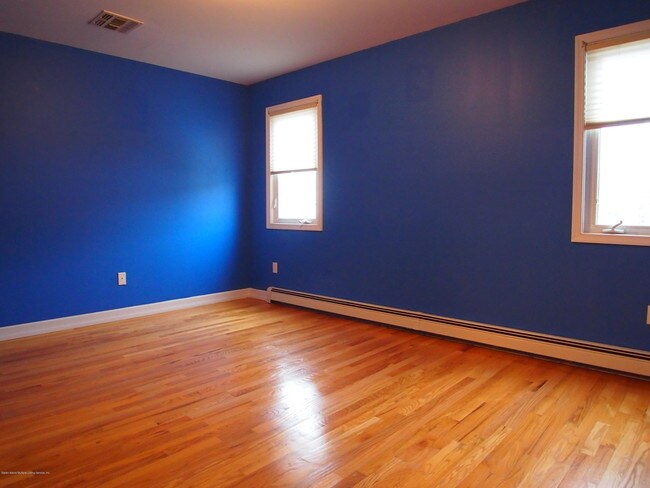 Building Photo - 216 Sneden Ave