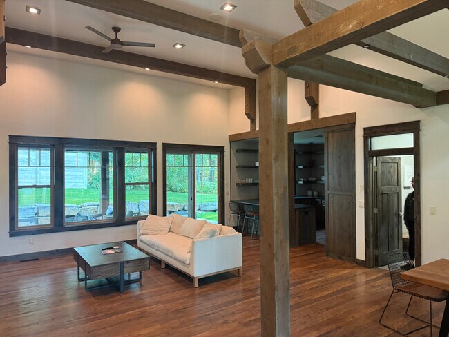 Building Photo - 136 Turnberry Terrace
