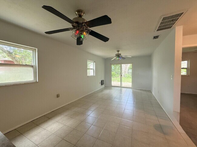 Foto del edificio - 12106 Watterson St