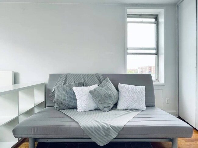 Foto del edificio - Private Bedroom in a 4 bedroom / 1 bathroom Home