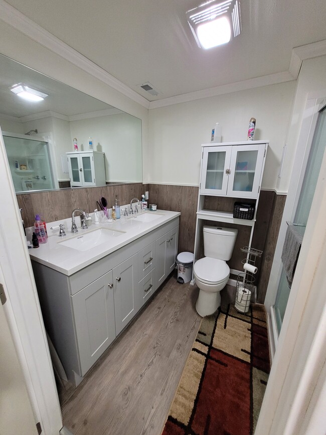 Bath - 323 Adams St