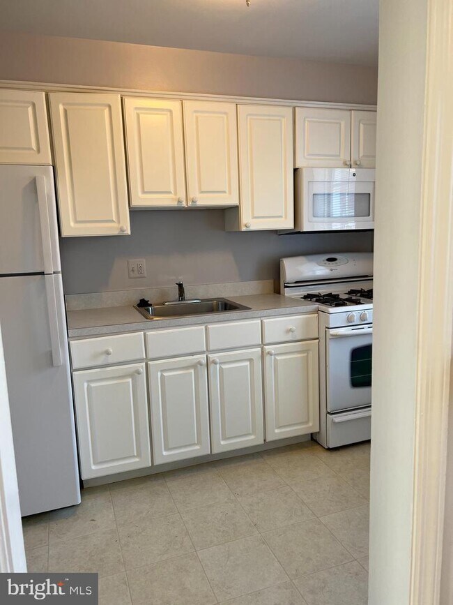 1302 Belle View Blvd Unit A2, Alexandria, VA 22307 Room for Rent in