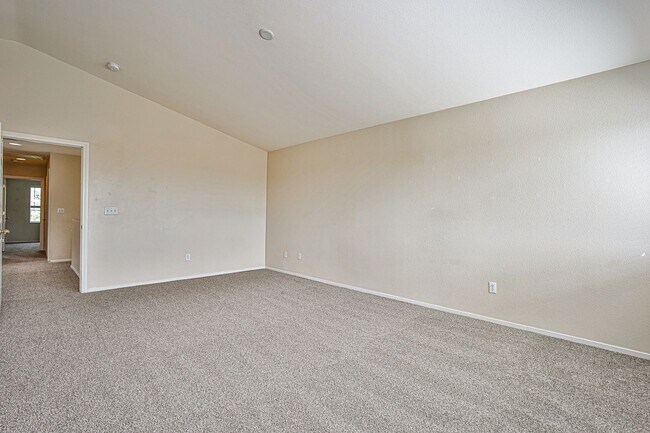 Foto del edificio - BEAUTIFUL TWO STORY HOME LOCATED IN GATED ...