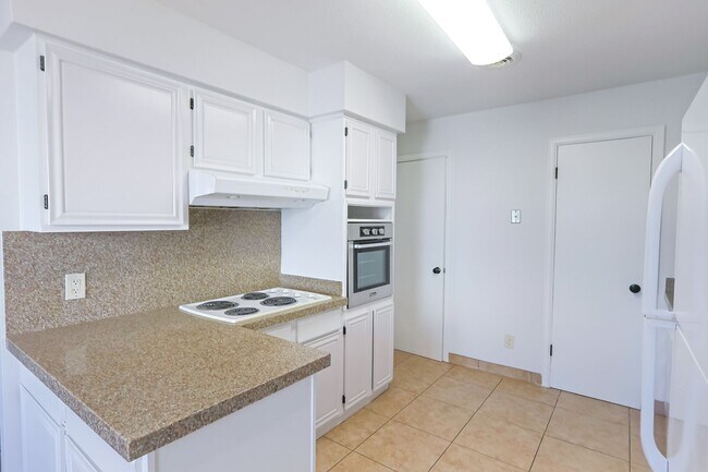 Foto del edificio - 3 BED CONDO,  WATER INCLUDED IN RENT