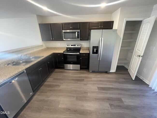 Foto del edificio - 2044 Wiggins Village Dr