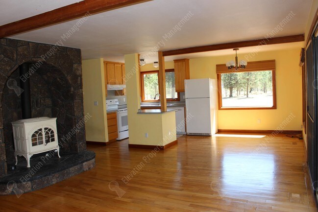 Foto del edificio - 67708 Cloverdale Rd
