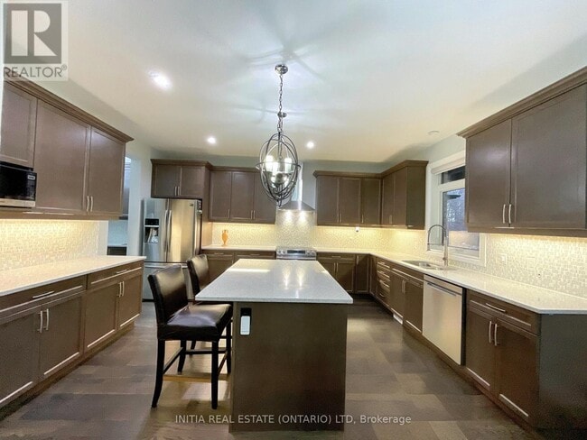 Building Photo - 1295 Dyer Cres