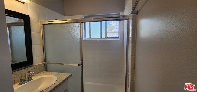 Building Photo - 323 N Virgil Ave