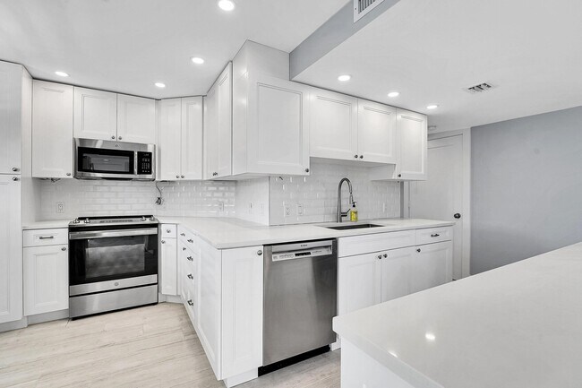 Foto del edificio - 134 Lakeshore Dr