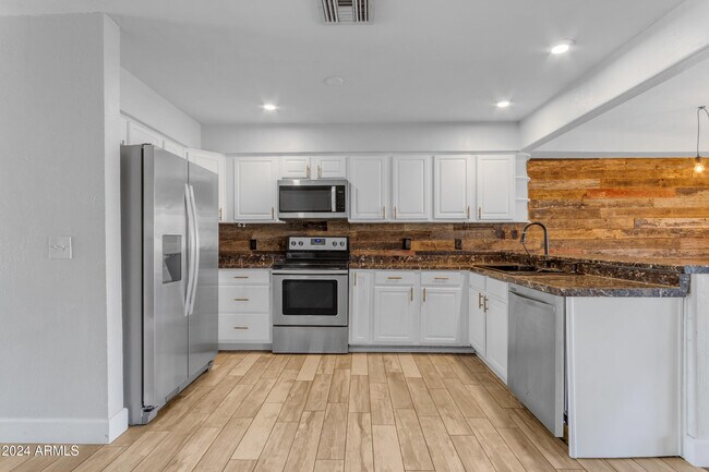 Building Photo - 2730 E Hopi Ave