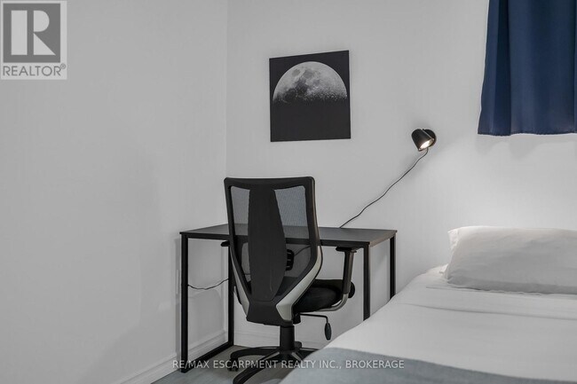 Photo du bâtiment - 16 Golden Blvd E