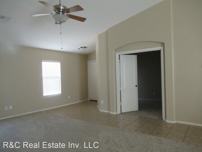 Building Photo - 3 br, 2 bath House - 564 E. Payton St.
